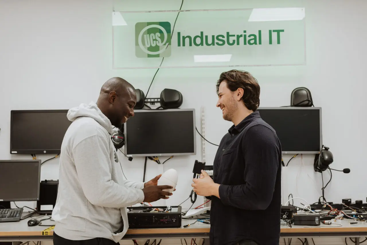 Eggsplain visar sin produkt