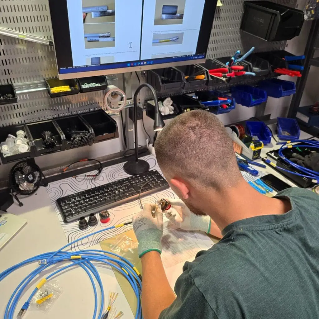 Tekniker arbetar med utveckling och testning av kundanpassad industrielektronik för industriella applikationer.
